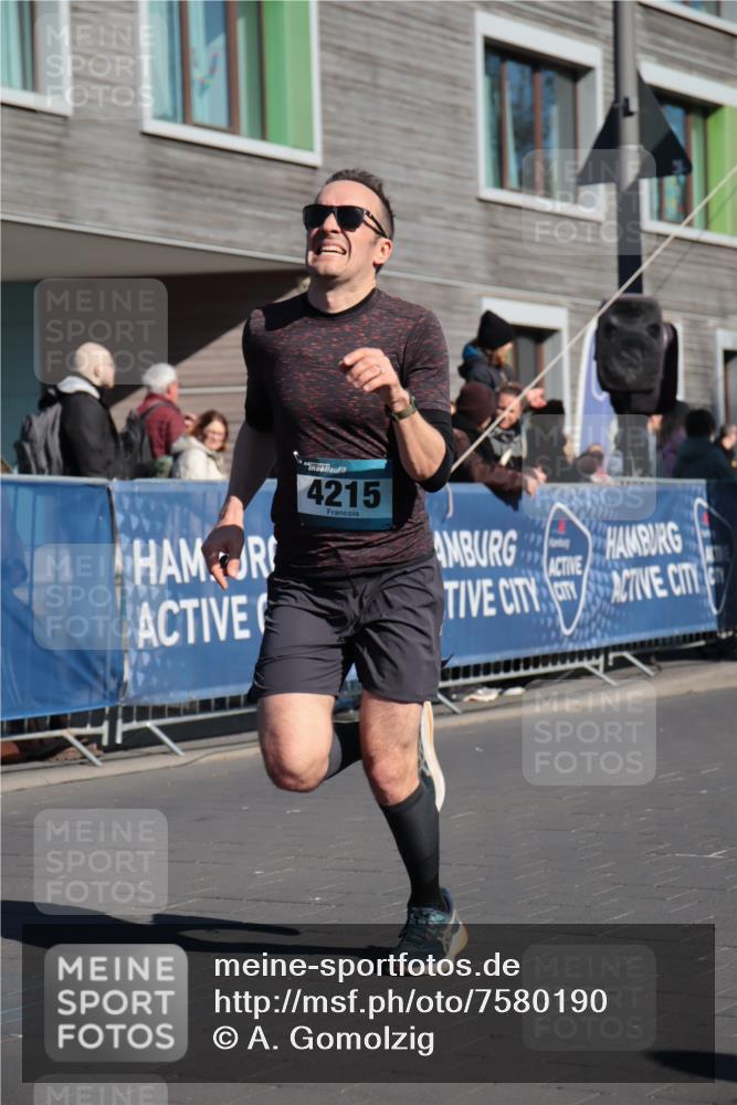 06.04.2025 - 44. Internationalen Wilhelmsburger Insellauf A. Gomolzig http://msf.ph/oto/7580190 06.04.2025 10:20:57 Ziel 4018, 4215 meine-sportfotos.de