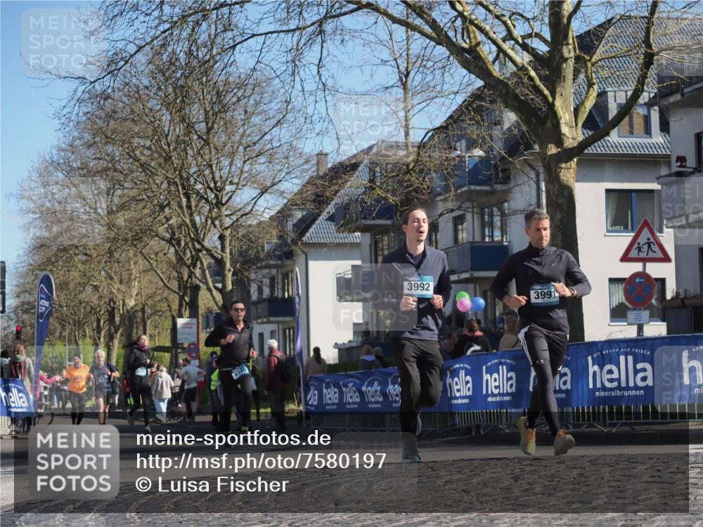 06.04.2025 - 44. Internationalen Wilhelmsburger Insellauf Luisa Fischer http://msf.ph/oto/7580197 06.04.2025 10:45:04 Ziel 4340, 3992, 3991 meine-sportfotos.de