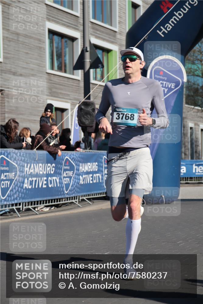 06.04.2025 - 44. Internationalen Wilhelmsburger Insellauf A. Gomolzig http://msf.ph/oto/7580237 06.04.2025 10:20:43 Ziel 3062, 3609, 3768 meine-sportfotos.de