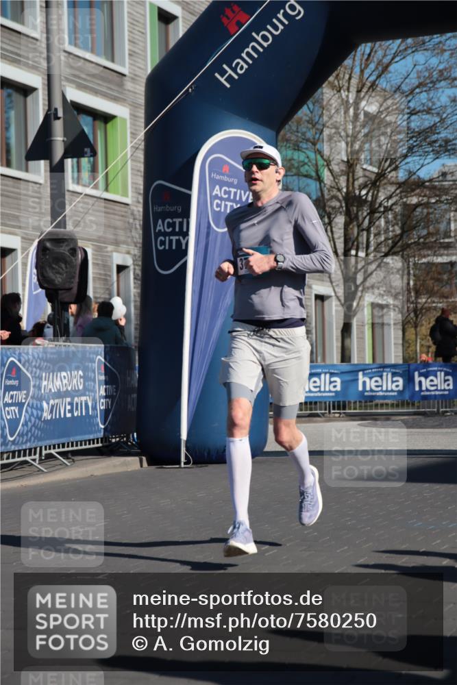 06.04.2025 - 44. Internationalen Wilhelmsburger Insellauf A. Gomolzig http://msf.ph/oto/7580250 06.04.2025 10:20:43 Ziel 3062, 3609, 3768 meine-sportfotos.de