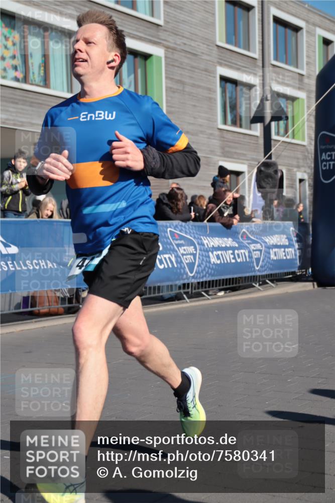 06.04.2025 - 44. Internationalen Wilhelmsburger Insellauf A. Gomolzig http://msf.ph/oto/7580341 06.04.2025 10:20:10 Ziel 3416, 4416 meine-sportfotos.de