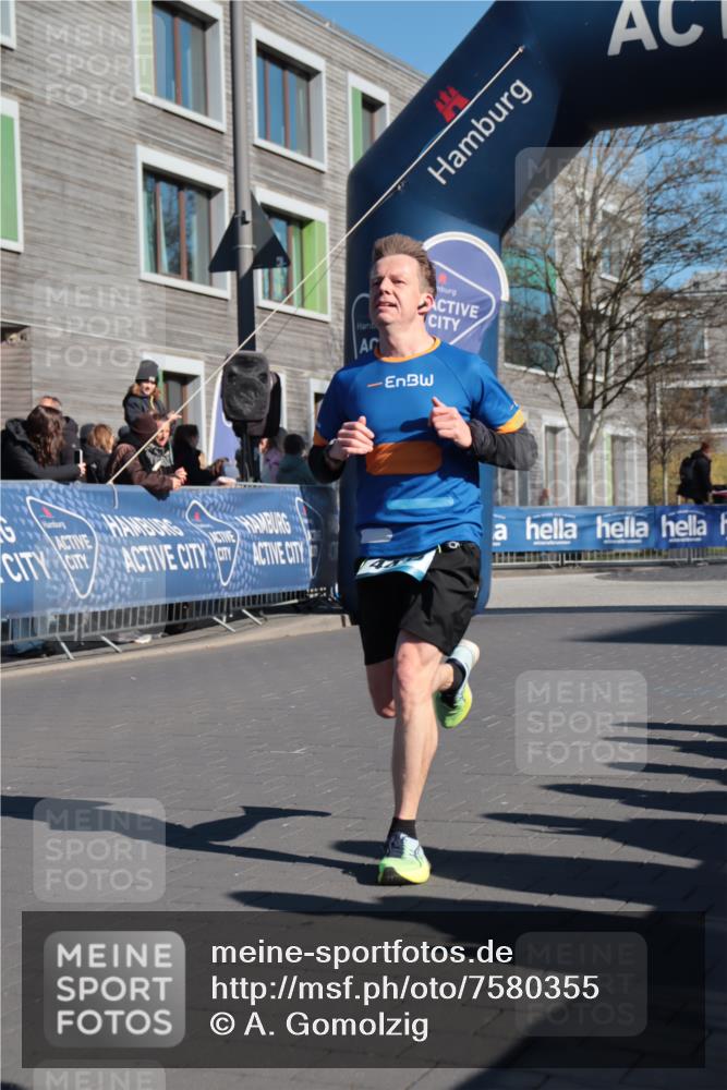 06.04.2025 - 44. Internationalen Wilhelmsburger Insellauf A. Gomolzig http://msf.ph/oto/7580355 06.04.2025 10:20:10 Ziel 3416, 4416 meine-sportfotos.de
