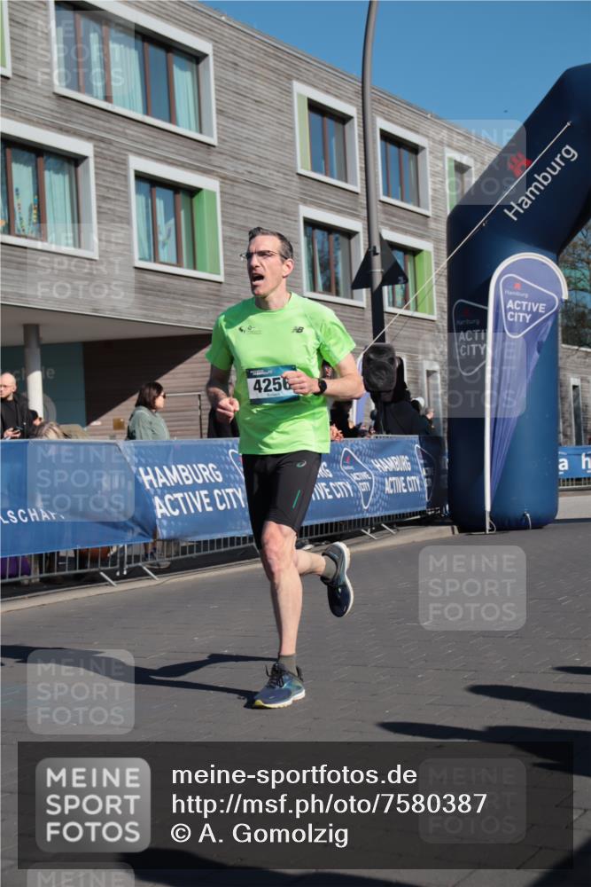 06.04.2025 - 44. Internationalen Wilhelmsburger Insellauf A. Gomolzig http://msf.ph/oto/7580387 06.04.2025 10:19:40 Ziel 4256 meine-sportfotos.de