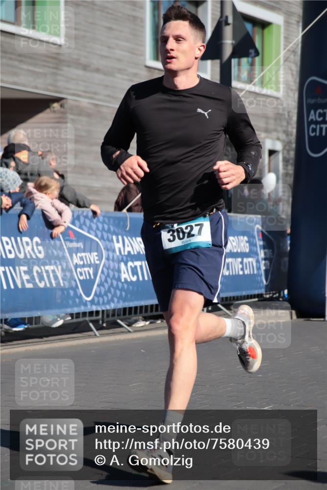 06.04.2025 - 44. Internationalen Wilhelmsburger Insellauf A. Gomolzig http://msf.ph/oto/7580439 06.04.2025 10:19:08 Ziel 3027, 3103, 4537 meine-sportfotos.de