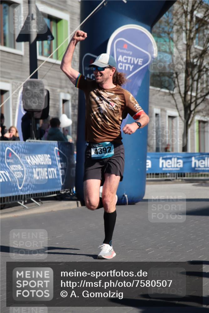 06.04.2025 - 44. Internationalen Wilhelmsburger Insellauf A. Gomolzig http://msf.ph/oto/7580507 06.04.2025 10:19:00 Ziel 3103, 4392 meine-sportfotos.de
