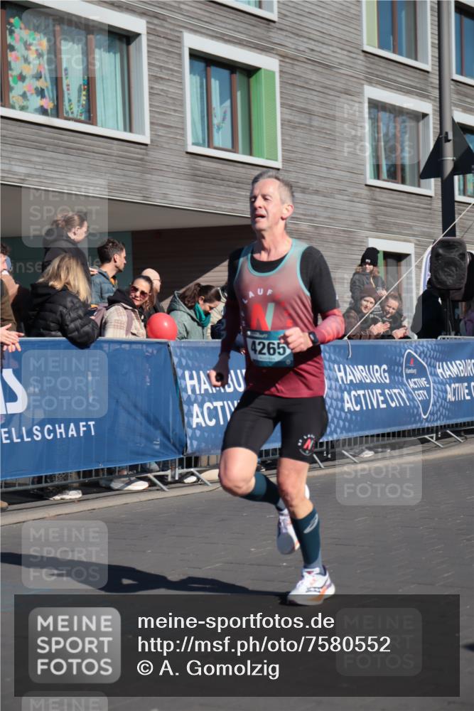 06.04.2025 - 44. Internationalen Wilhelmsburger Insellauf A. Gomolzig http://msf.ph/oto/7580552 06.04.2025 10:18:17 Ziel 4265 meine-sportfotos.de