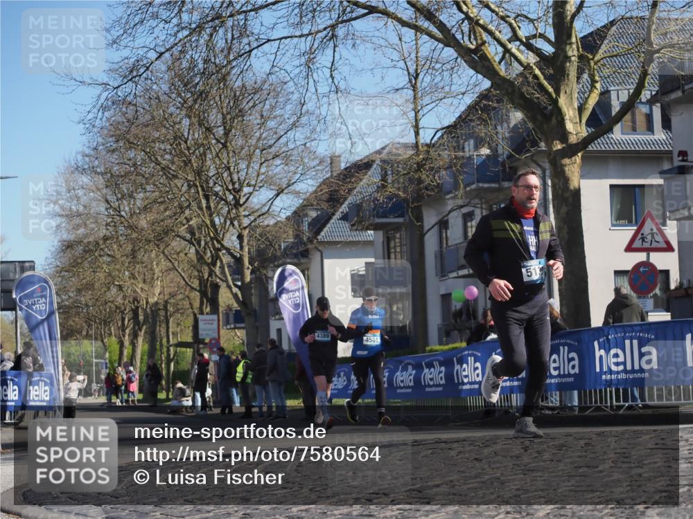 06.04.2025 - 44. Internationalen Wilhelmsburger Insellauf Luisa Fischer http://msf.ph/oto/7580564 06.04.2025 10:39:56 Ziel 4389, 4501, 513 meine-sportfotos.de