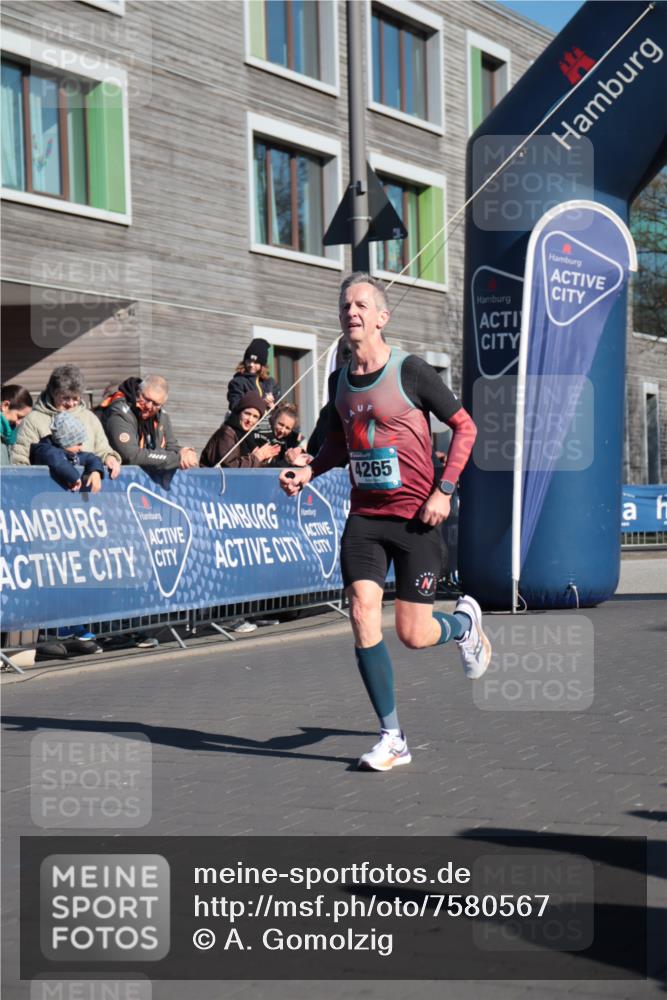 06.04.2025 - 44. Internationalen Wilhelmsburger Insellauf A. Gomolzig http://msf.ph/oto/7580567 06.04.2025 10:18:17 Ziel 4265 meine-sportfotos.de