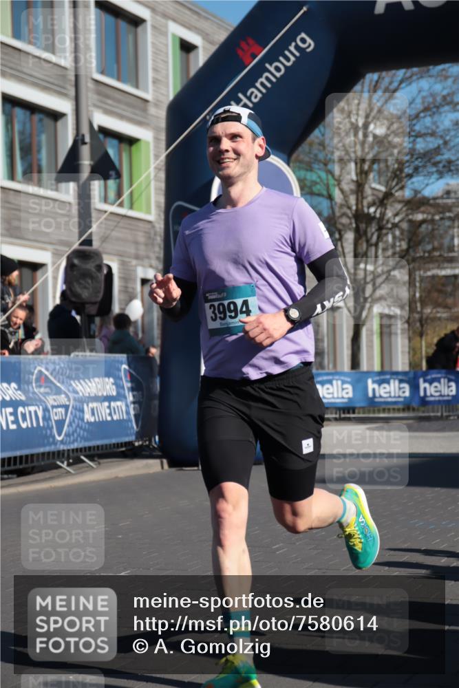06.04.2025 - 44. Internationalen Wilhelmsburger Insellauf A. Gomolzig http://msf.ph/oto/7580614 06.04.2025 10:18:03 Ziel 3994 meine-sportfotos.de