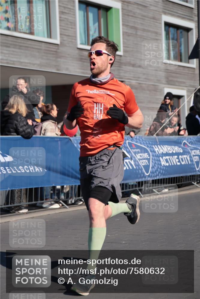 06.04.2025 - 44. Internationalen Wilhelmsburger Insellauf A. Gomolzig http://msf.ph/oto/7580632 06.04.2025 10:17:58 Ziel 3514, 3994 meine-sportfotos.de