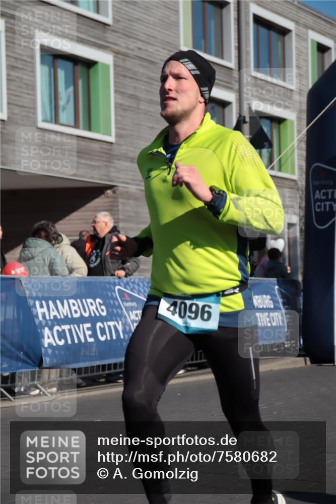 06.04.2025 - 44. Internationalen Wilhelmsburger Insellauf A. Gomolzig http://msf.ph/oto/7580682 06.04.2025 10:17:18 Ziel 4096, 4230 meine-sportfotos.de
