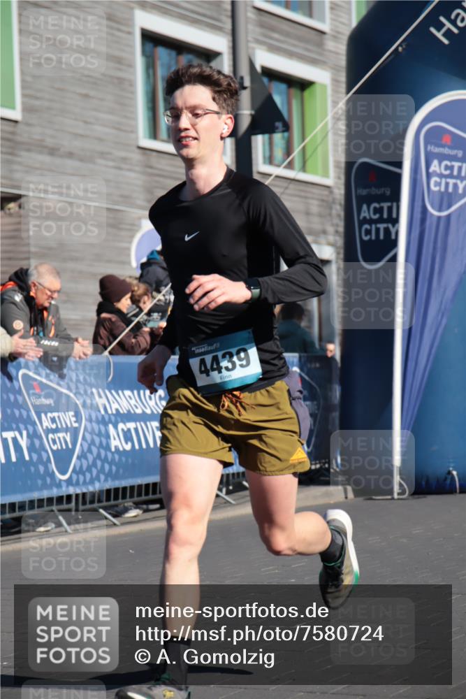 06.04.2025 - 44. Internationalen Wilhelmsburger Insellauf A. Gomolzig http://msf.ph/oto/7580724 06.04.2025 10:16:41 Ziel 4439 meine-sportfotos.de