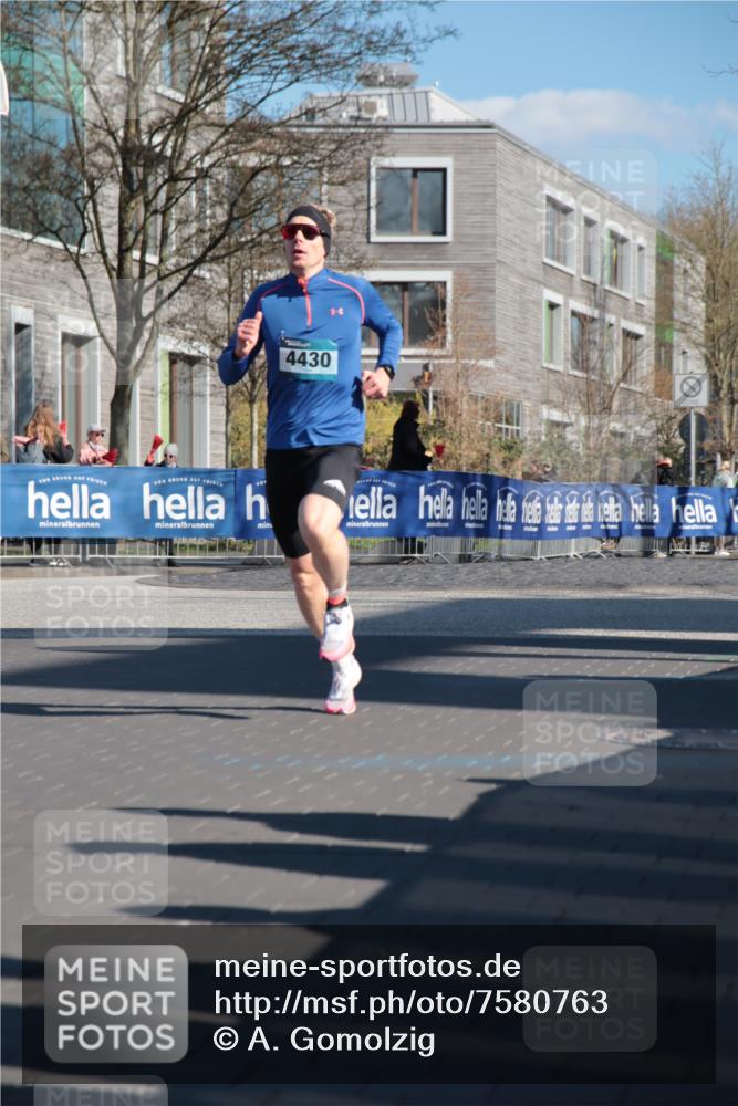 06.04.2025 - 44. Internationalen Wilhelmsburger Insellauf A. Gomolzig http://msf.ph/oto/7580763 06.04.2025 10:16:20 Ziel 4430 meine-sportfotos.de