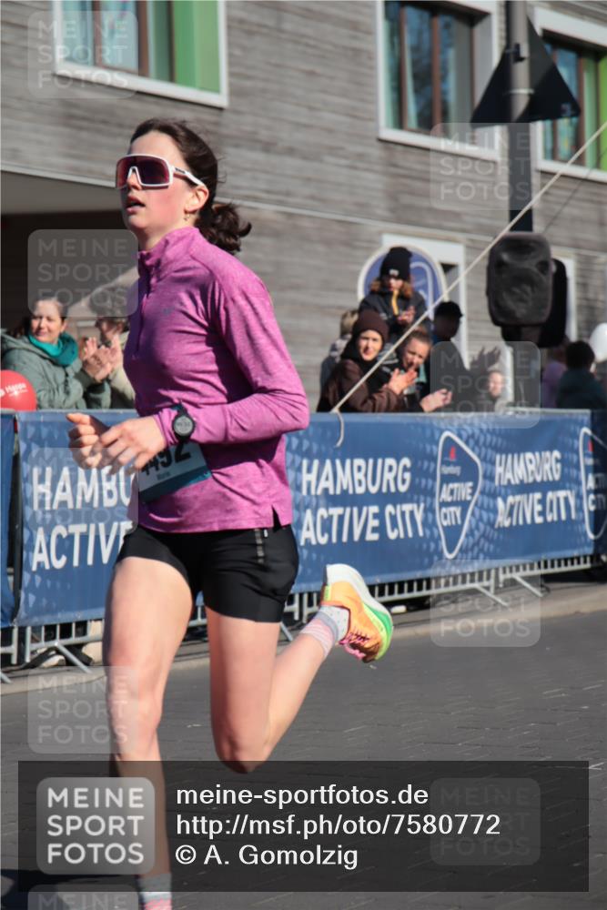06.04.2025 - 44. Internationalen Wilhelmsburger Insellauf A. Gomolzig http://msf.ph/oto/7580772 06.04.2025 10:16:08 Ziel 4492 meine-sportfotos.de