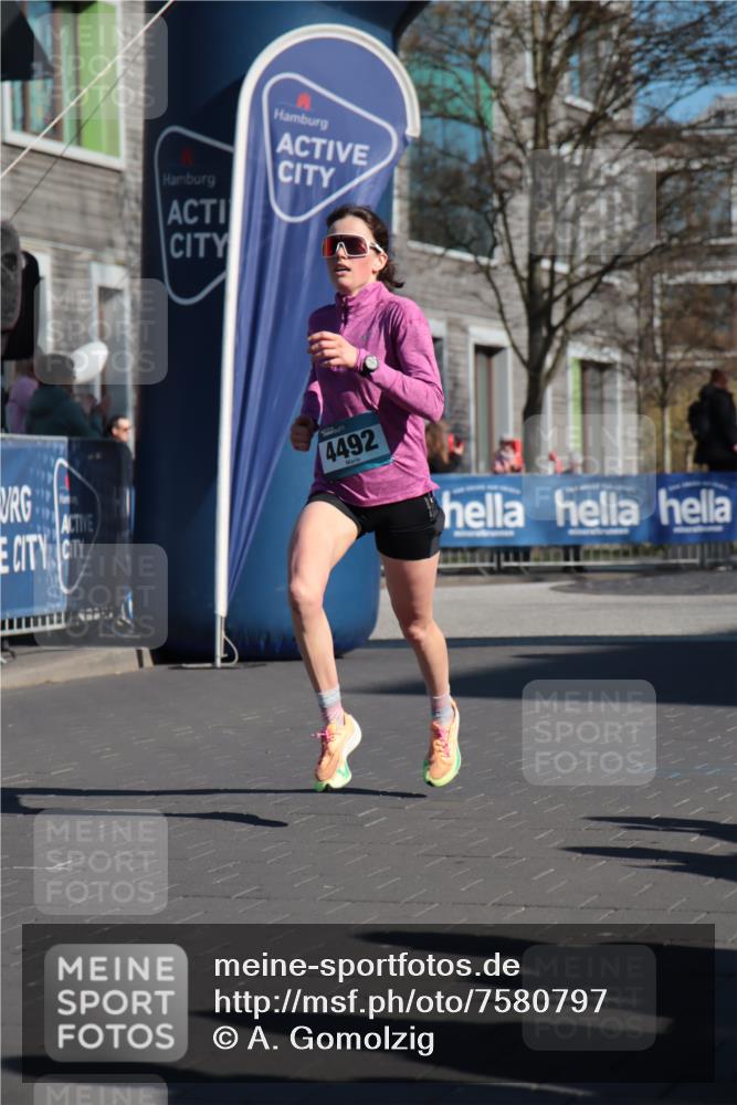 06.04.2025 - 44. Internationalen Wilhelmsburger Insellauf A. Gomolzig http://msf.ph/oto/7580797 06.04.2025 10:16:08 Ziel 4492 meine-sportfotos.de