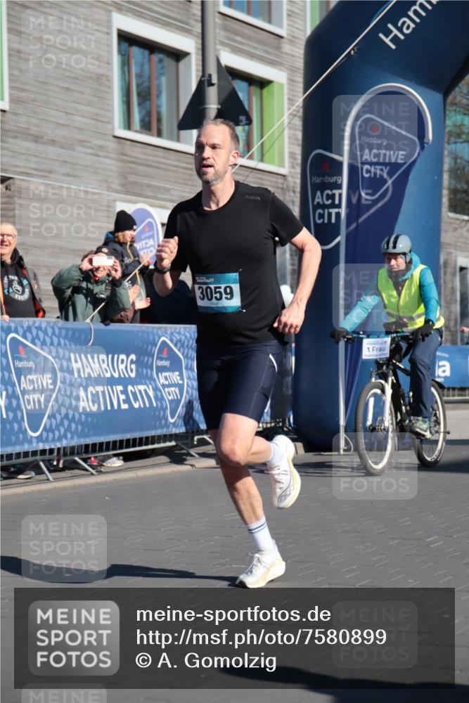 06.04.2025 - 44. Internationalen Wilhelmsburger Insellauf A. Gomolzig http://msf.ph/oto/7580899 06.04.2025 10:15:11 Ziel 3059, 3557 meine-sportfotos.de