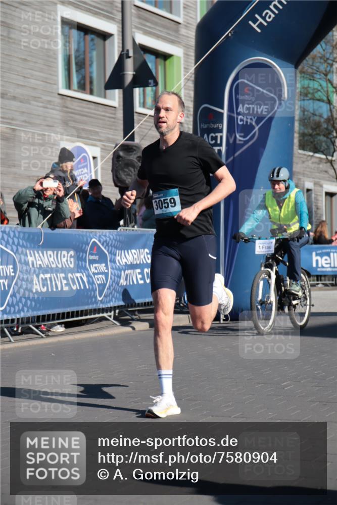 06.04.2025 - 44. Internationalen Wilhelmsburger Insellauf A. Gomolzig http://msf.ph/oto/7580904 06.04.2025 10:15:11 Ziel 3059, 3557 meine-sportfotos.de