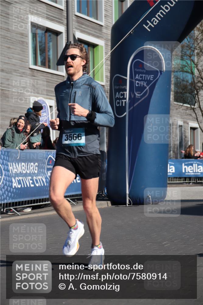 06.04.2025 - 44. Internationalen Wilhelmsburger Insellauf A. Gomolzig http://msf.ph/oto/7580914 06.04.2025 10:14:55 Ziel 3524, 3566, 3599 meine-sportfotos.de