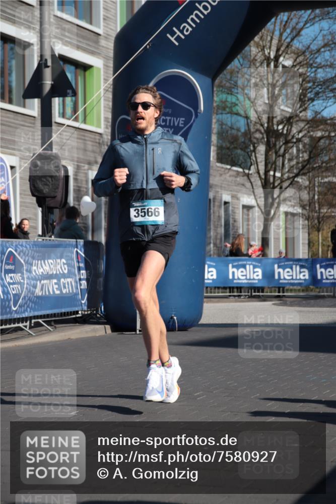 06.04.2025 - 44. Internationalen Wilhelmsburger Insellauf A. Gomolzig http://msf.ph/oto/7580927 06.04.2025 10:14:55 Ziel 3524, 3566, 3599 meine-sportfotos.de