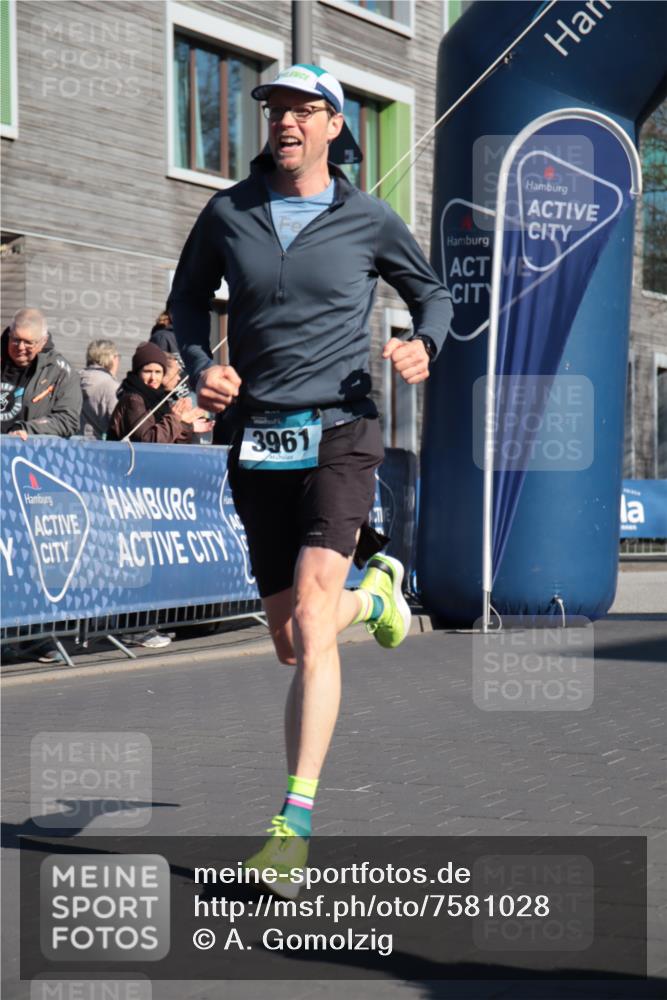 06.04.2025 - 44. Internationalen Wilhelmsburger Insellauf A. Gomolzig http://msf.ph/oto/7581028 06.04.2025 10:14:23 Ziel 3961, 4511 meine-sportfotos.de