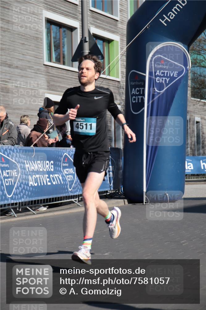 06.04.2025 - 44. Internationalen Wilhelmsburger Insellauf A. Gomolzig http://msf.ph/oto/7581057 06.04.2025 10:14:19 Ziel 3961, 4511 meine-sportfotos.de