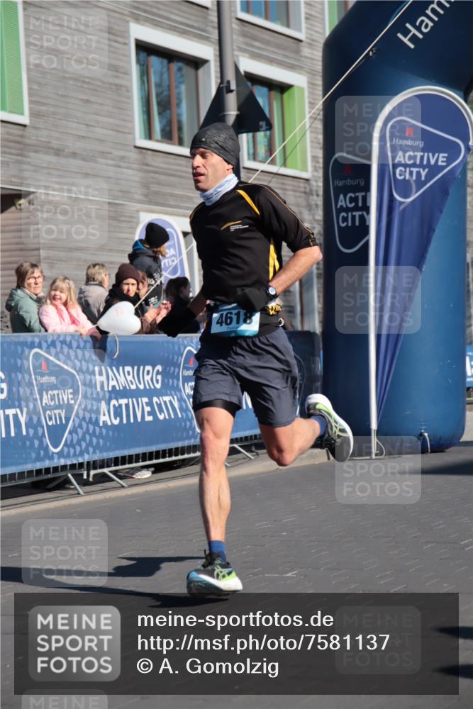 06.04.2025 - 44. Internationalen Wilhelmsburger Insellauf A. Gomolzig http://msf.ph/oto/7581137 06.04.2025 10:13:48 Ziel 3184, 3189, 4618 meine-sportfotos.de
