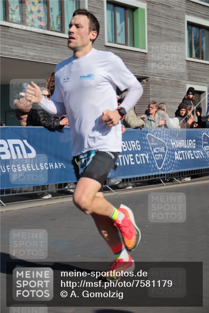 06.04.2025 - 44. Internationalen Wilhelmsburger Insellauf A. Gomolzig http://msf.ph/oto/7581179 06.04.2025 10:12:58 Ziel 4425 meine-sportfotos.de