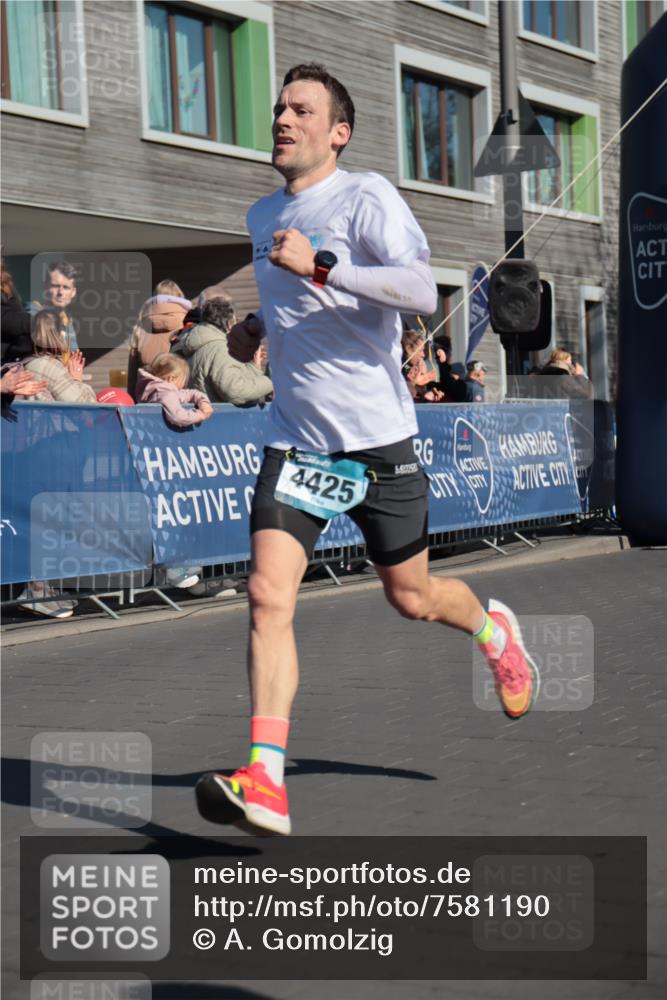 06.04.2025 - 44. Internationalen Wilhelmsburger Insellauf A. Gomolzig http://msf.ph/oto/7581190 06.04.2025 10:12:58 Ziel 4425 meine-sportfotos.de
