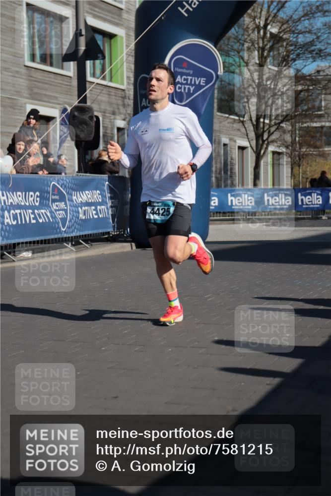 06.04.2025 - 44. Internationalen Wilhelmsburger Insellauf A. Gomolzig http://msf.ph/oto/7581215 06.04.2025 10:12:58 Ziel 4425 meine-sportfotos.de