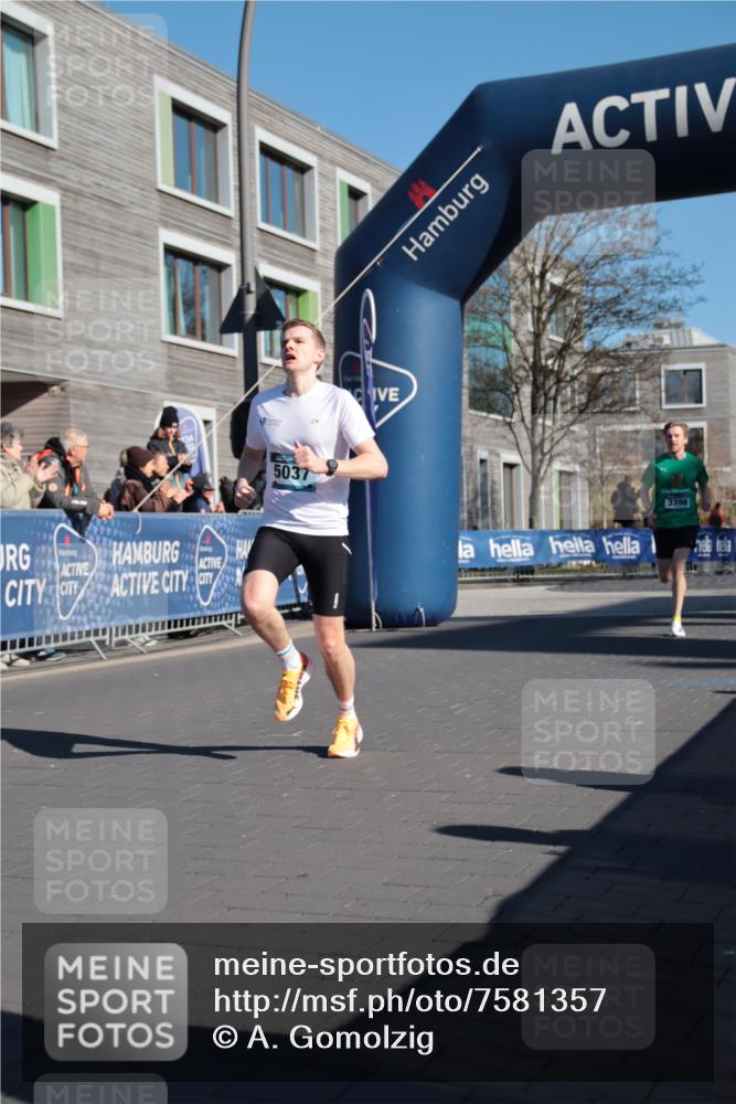 06.04.2025 - 44. Internationalen Wilhelmsburger Insellauf A. Gomolzig http://msf.ph/oto/7581357 06.04.2025 10:11:12 Ziel 3398, 5001, 5037, 5123 meine-sportfotos.de