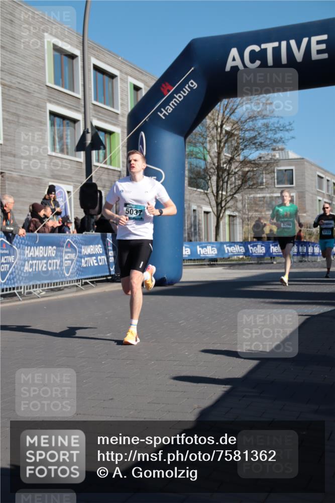 06.04.2025 - 44. Internationalen Wilhelmsburger Insellauf A. Gomolzig http://msf.ph/oto/7581362 06.04.2025 10:11:12 Ziel 3398, 5001, 5037, 5123 meine-sportfotos.de