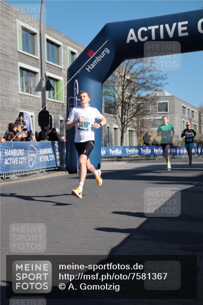06.04.2025 - 44. Internationalen Wilhelmsburger Insellauf A. Gomolzig http://msf.ph/oto/7581367 06.04.2025 10:11:12 Ziel 3398, 5001, 5037, 5123 meine-sportfotos.de