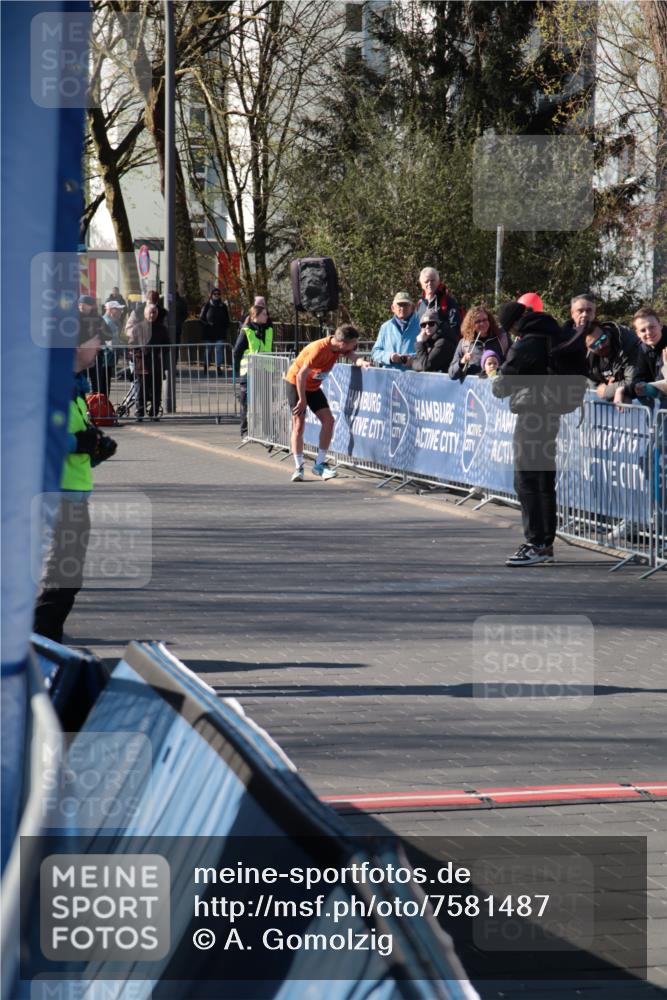 06.04.2025 - 44. Internationalen Wilhelmsburger Insellauf A. Gomolzig http://msf.ph/oto/7581487 06.04.2025 10:06:19 Ziel  meine-sportfotos.de