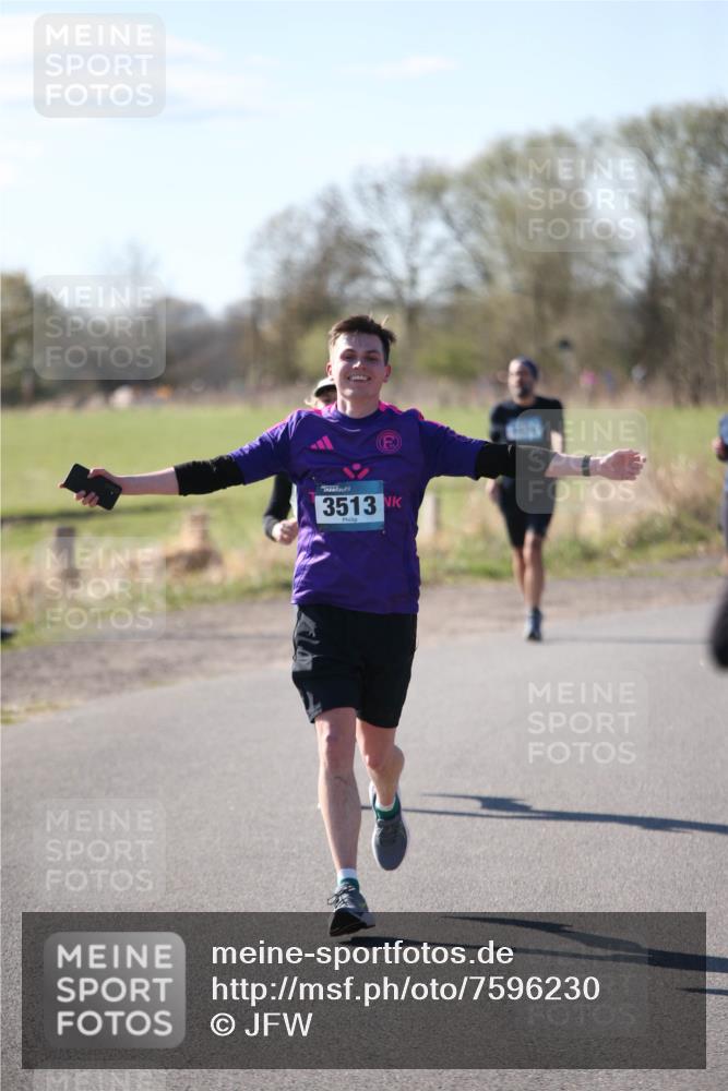 06.04.2025 - 44. Internationalen Wilhelmsburger Insellauf Jannik Wohlers http://msf.ph/oto/7596230 06.04.2025 10:34:50 Laufen 3513 meine-sportfotos.de