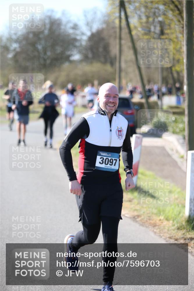 06.04.2025 - 44. Internationalen Wilhelmsburger Insellauf Jannik Wohlers http://msf.ph/oto/7596703 06.04.2025 10:35:26 Laufen 3097 meine-sportfotos.de