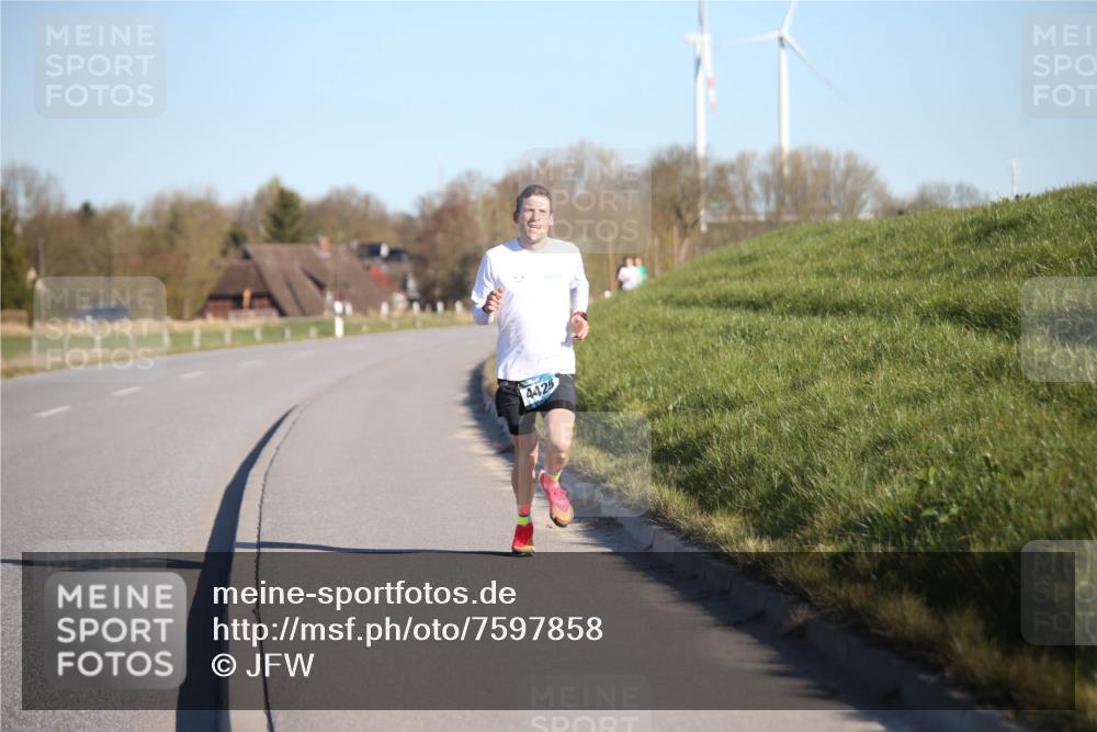 06.04.2025 - 44. Internationalen Wilhelmsburger Insellauf Jannik Wohlers http://msf.ph/oto/7597858 06.04.2025 09:16:50 Laufen 4425 meine-sportfotos.de