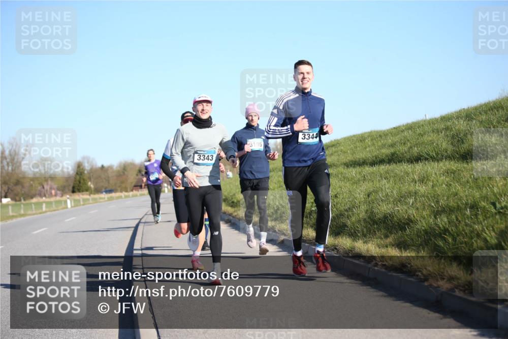 06.04.2025 - 44. Internationalen Wilhelmsburger Insellauf Jannik Wohlers http://msf.ph/oto/7609779 06.04.2025 09:24:11 Laufen 3343, 3195, 3344, 6 meine-sportfotos.de