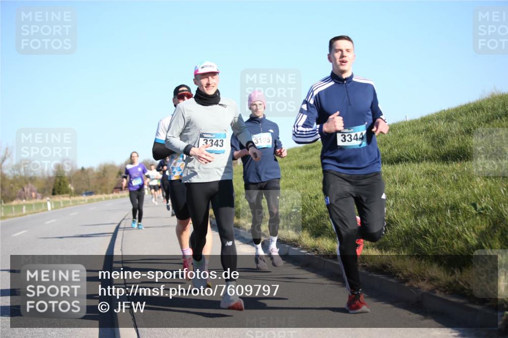 06.04.2025 - 44. Internationalen Wilhelmsburger Insellauf Jannik Wohlers http://msf.ph/oto/7609797 06.04.2025 09:24:11 Laufen 3343, 3195, 3344 meine-sportfotos.de