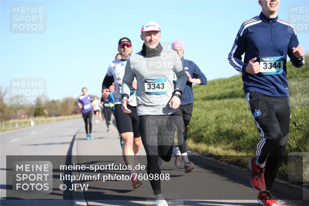 06.04.2025 - 44. Internationalen Wilhelmsburger Insellauf Jannik Wohlers http://msf.ph/oto/7609808 06.04.2025 09:24:12 Laufen 3343, 3344 meine-sportfotos.de