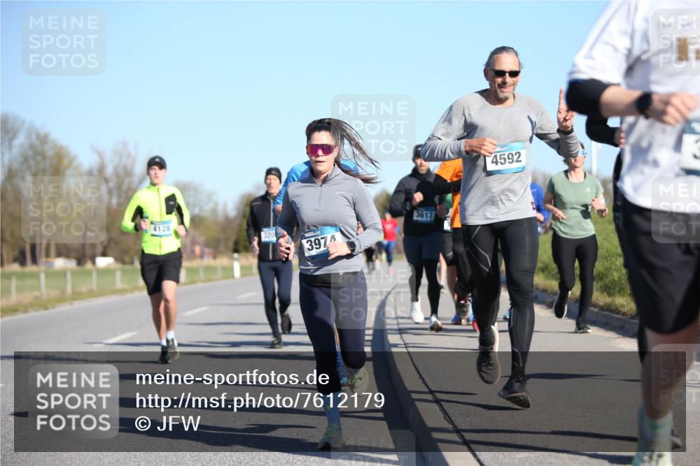 06.04.2025 - 44. Internationalen Wilhelmsburger Insellauf Jannik Wohlers http://msf.ph/oto/7612179 06.04.2025 09:28:16 Laufen 4128, 320, 3974, 3617, 4592 meine-sportfotos.de