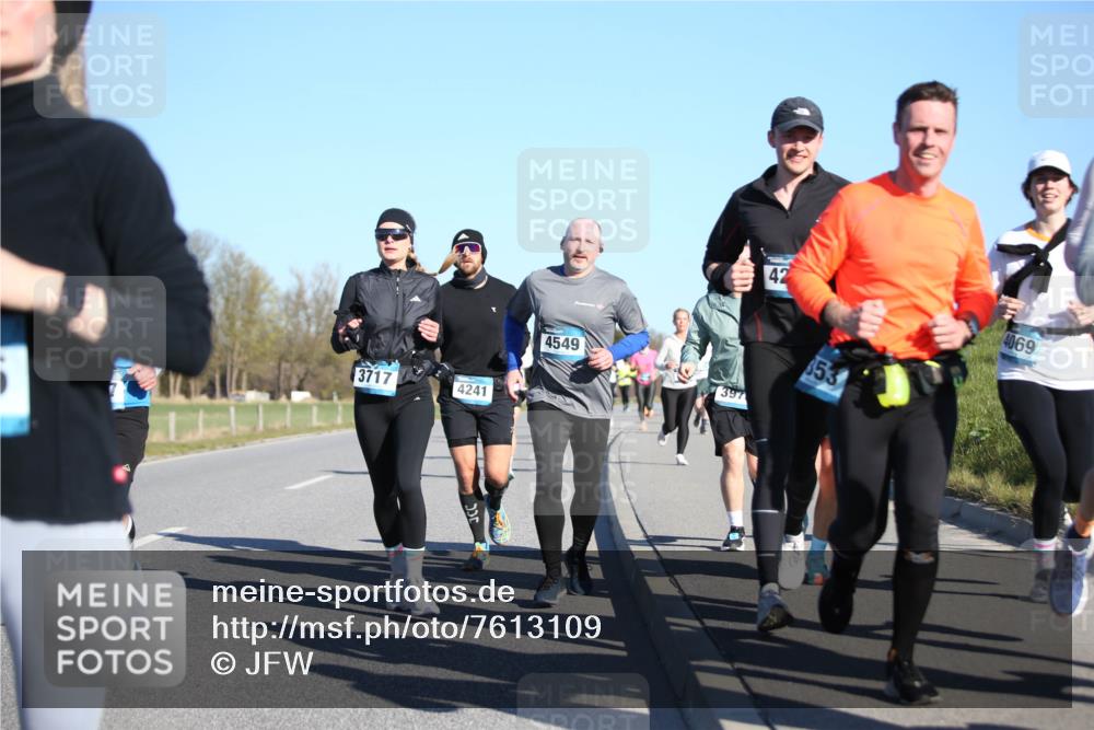 06.04.2025 - 44. Internationalen Wilhelmsburger Insellauf Jannik Wohlers http://msf.ph/oto/7613109 06.04.2025 09:29:21 Laufen 3717, 4241, 4549, 397, 42, 4069 meine-sportfotos.de