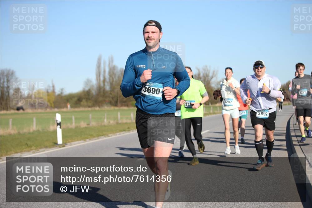 06.04.2025 - 44. Internationalen Wilhelmsburger Insellauf Jannik Wohlers http://msf.ph/oto/7614356 06.04.2025 09:31:00 Laufen 3690, 376, 3207, 4519, 3892, 3279 meine-sportfotos.de