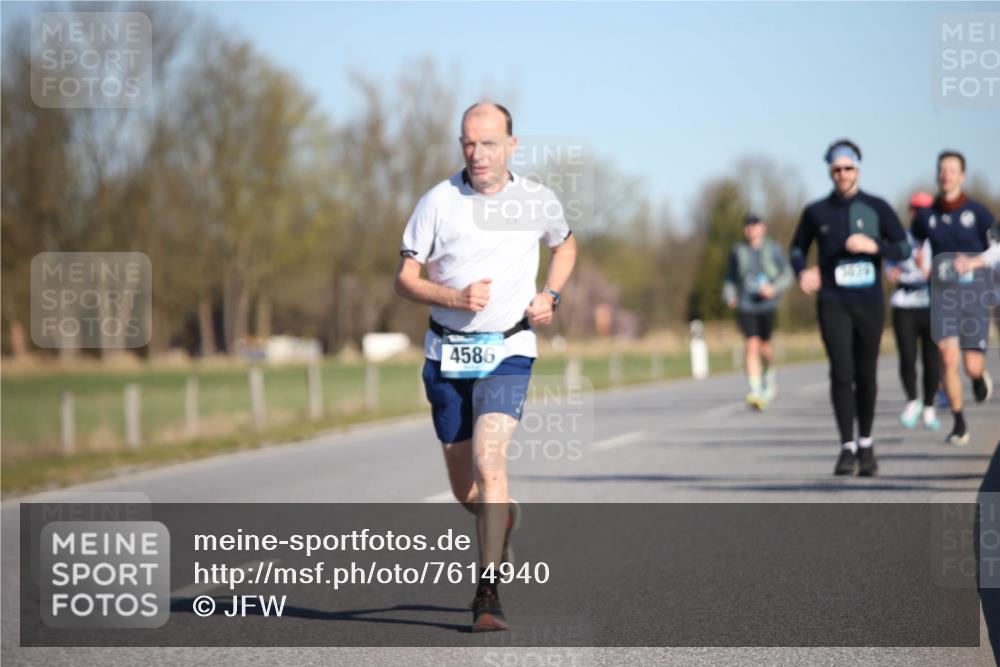 06.04.2025 - 44. Internationalen Wilhelmsburger Insellauf Jannik Wohlers http://msf.ph/oto/7614940 06.04.2025 09:32:32 Laufen 4586 meine-sportfotos.de