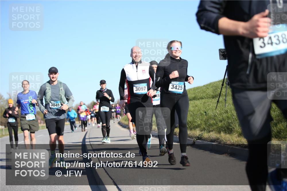 06.04.2025 - 44. Internationalen Wilhelmsburger Insellauf Jannik Wohlers http://msf.ph/oto/7614992 06.04.2025 09:32:43 Laufen 4145, 3273, 3045, 3943, 3097, 3425, 3438 meine-sportfotos.de
