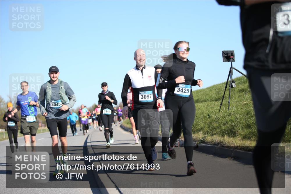 06.04.2025 - 44. Internationalen Wilhelmsburger Insellauf Jannik Wohlers http://msf.ph/oto/7614993 06.04.2025 09:32:43 Laufen 4145, 3273, 3045, 3943, 3097, 3425, 3 meine-sportfotos.de