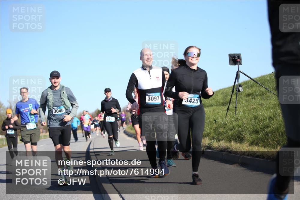 06.04.2025 - 44. Internationalen Wilhelmsburger Insellauf Jannik Wohlers http://msf.ph/oto/7614994 06.04.2025 09:32:43 Laufen 4148, 3273, 3045, 3943, 3097, 3425 meine-sportfotos.de