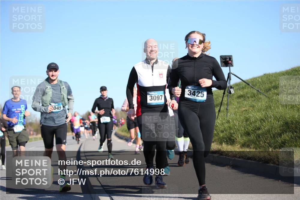 06.04.2025 - 44. Internationalen Wilhelmsburger Insellauf Jannik Wohlers http://msf.ph/oto/7614998 06.04.2025 09:32:44 Laufen 3273, 045, 3943, 3097, 3425 meine-sportfotos.de