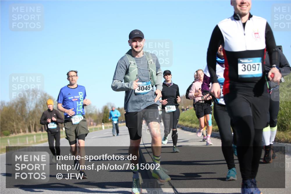 06.04.2025 - 44. Internationalen Wilhelmsburger Insellauf Jannik Wohlers http://msf.ph/oto/7615002 06.04.2025 09:32:44 Laufen 4148, 3273, 3045, 3943, 3097 meine-sportfotos.de