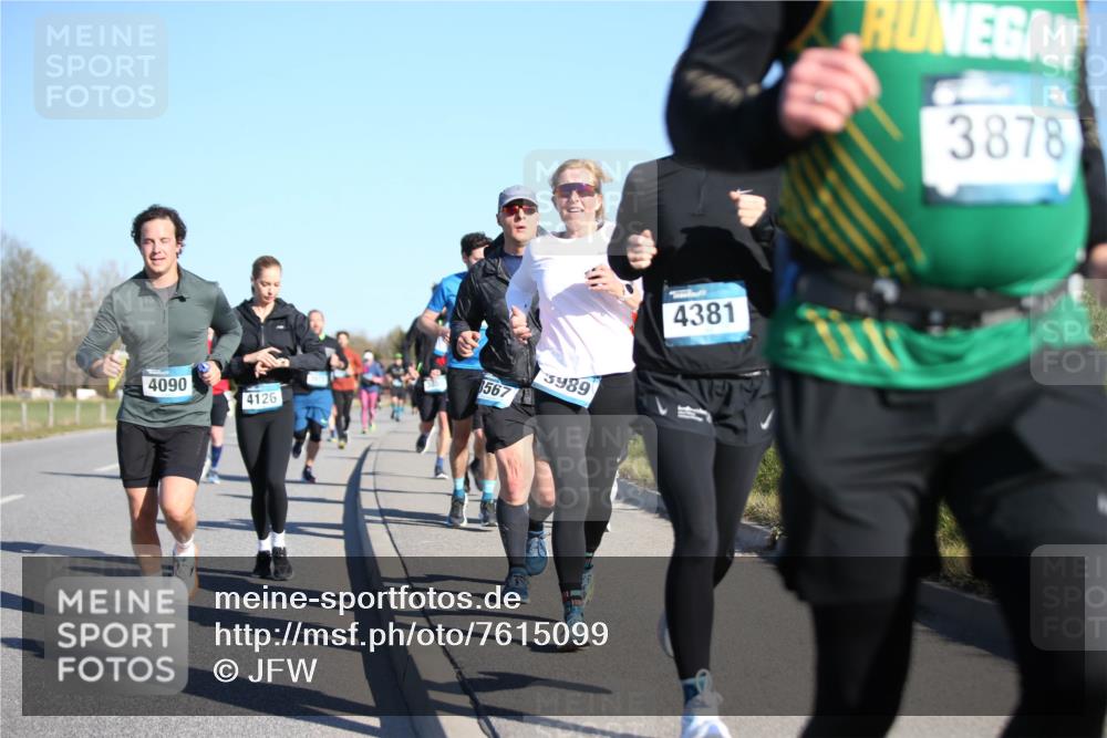 06.04.2025 - 44. Internationalen Wilhelmsburger Insellauf Jannik Wohlers http://msf.ph/oto/7615099 06.04.2025 09:33:04 Laufen 4090, 567, 4126, 3989, 4381, 3878 meine-sportfotos.de