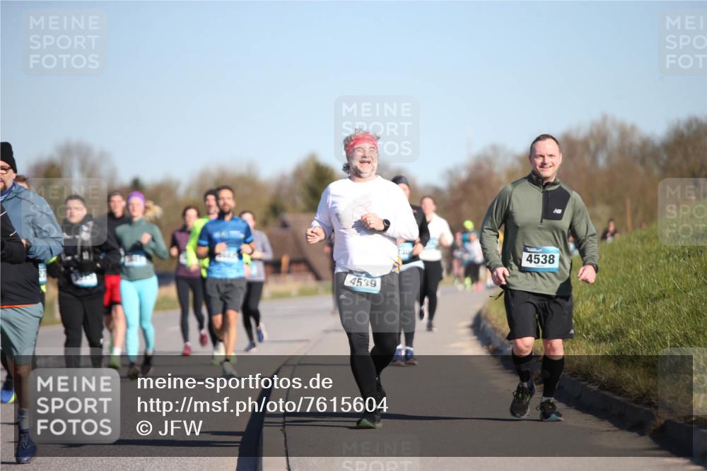 06.04.2025 - 44. Internationalen Wilhelmsburger Insellauf Jannik Wohlers http://msf.ph/oto/7615604 06.04.2025 09:35:04 Laufen 682, 4539, 4538 meine-sportfotos.de